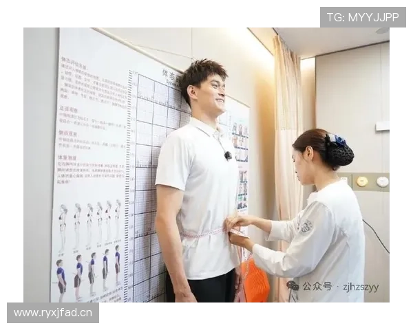 孙杨训练间隙居然光膀子玩手机，这体脂你信么？