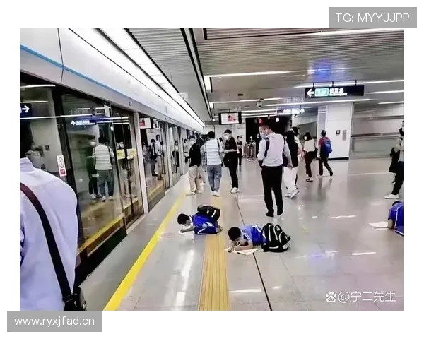 杨威家的冰箱里塞满蛋白粉，娃放学回家先练倒立再写作业